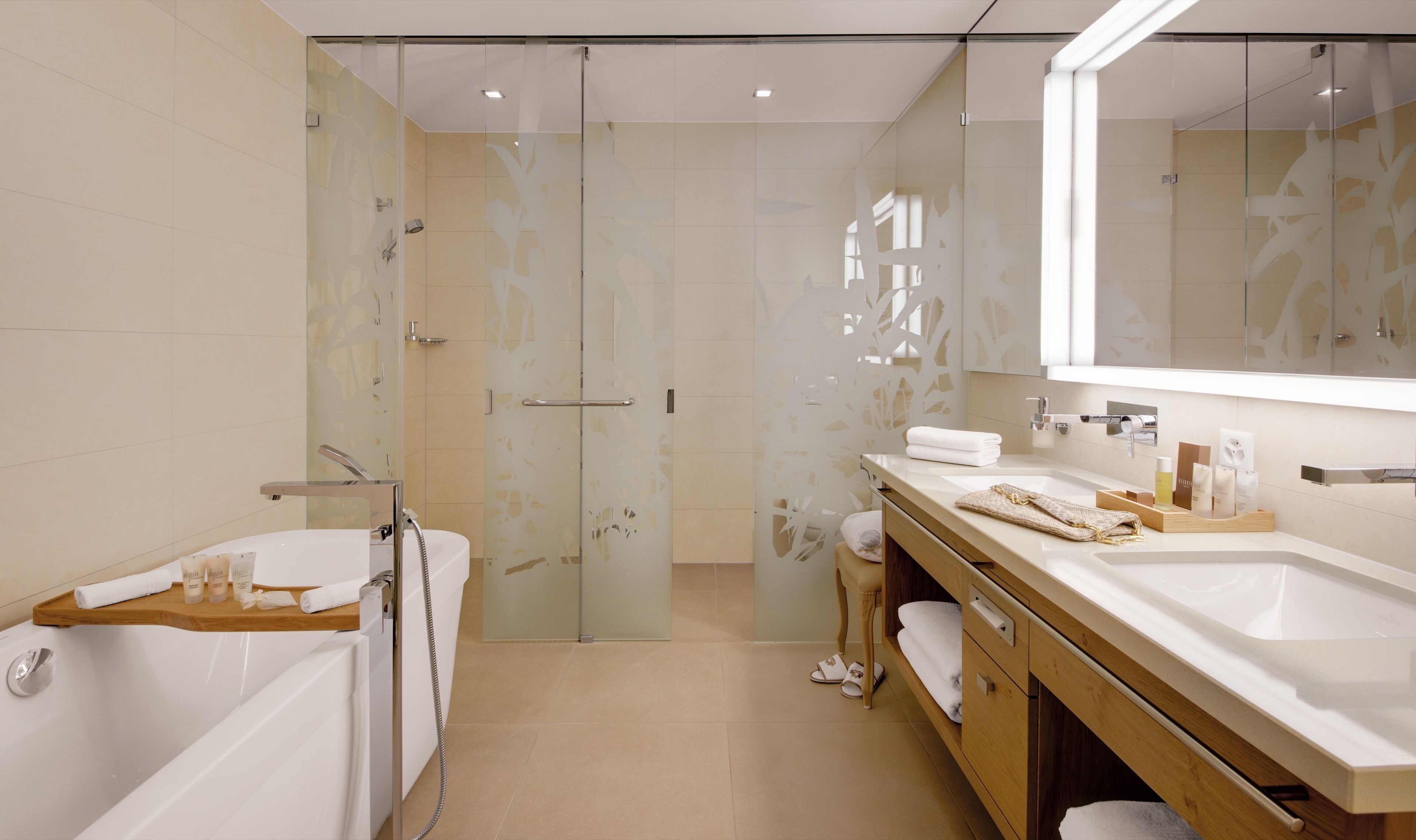 Une salle de bain moderne équipée d’une baignoire, d’une douche et d’un meuble-lavabo avec un grand miroir.