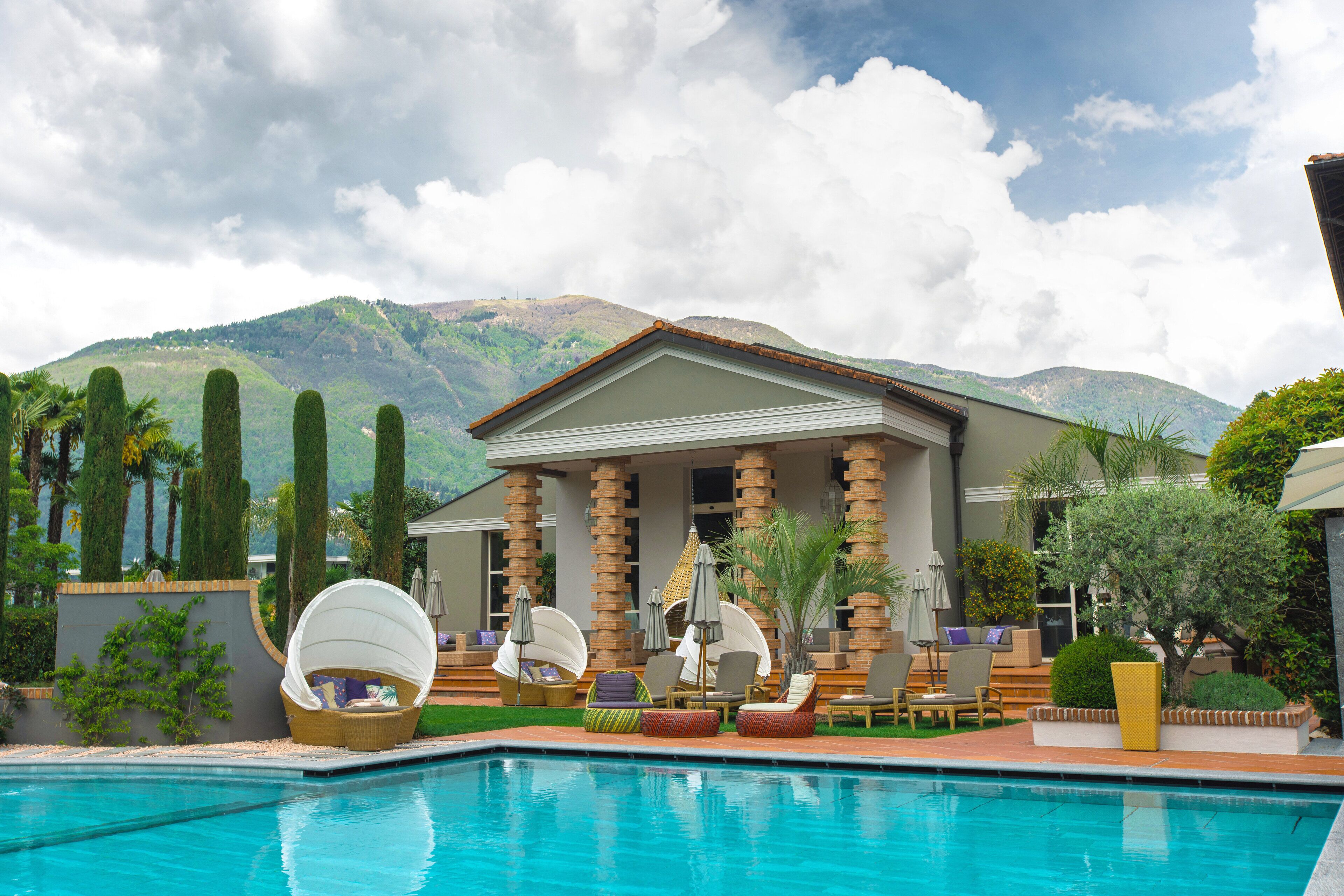 Inomhuspool, en säsongsöppen utomhuspool, parasoller och solstolar