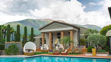 Piscine couverte, piscine extérieure (ouverte en saison)