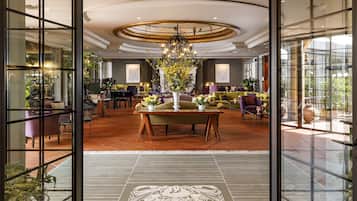 Lobby lounge
