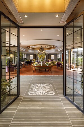 Lobby lounge