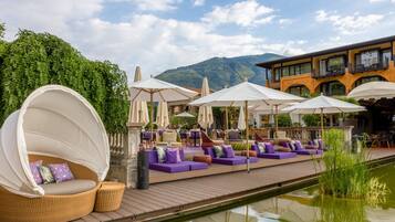 Innenpool, AuĂenpool (je nach Saison geöffnet), Sonnenschirme