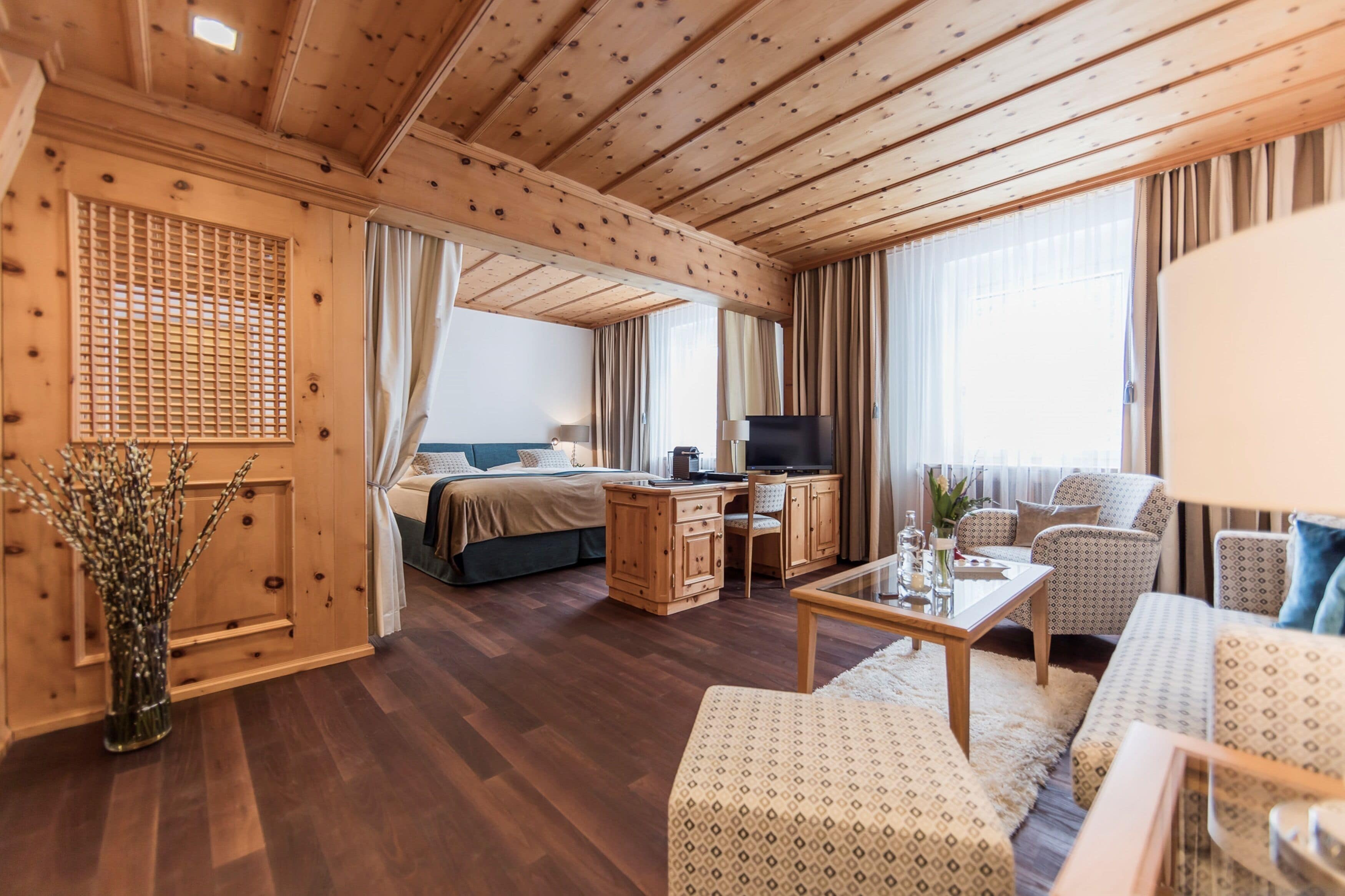 Ropa de cama de alta calidad, cubrecamas y minibar 