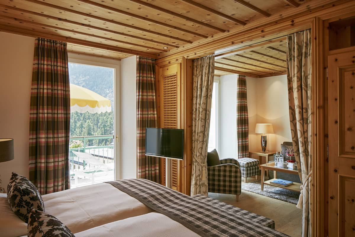 junior suite | 1 bedroom, premium bedding, down duvets, minibar