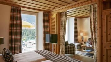 Junior Suite | 1 bedroom, premium bedding, down comforters, minibar