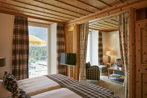 Junior Suite | 1 bedroom, premium bedding, down comforters, minibar