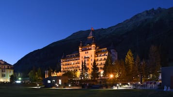 Vista frontal de la propiedad por la tarde o noche