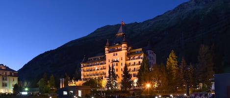 Façade de lâhĂ©bergement â soirĂ©e/nuit
