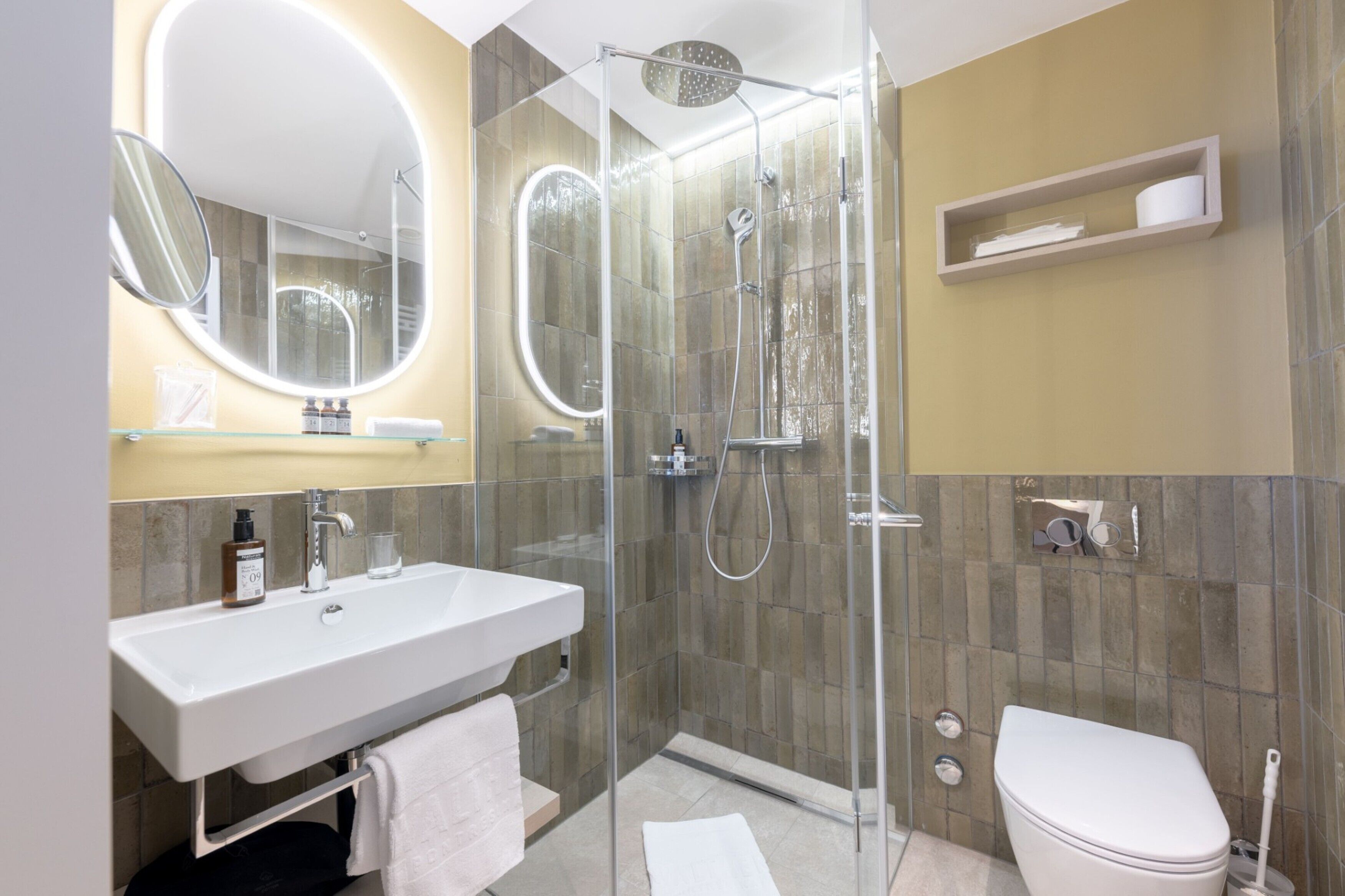 Deluxe Single Room | Bathroom | Hair dryer, bathrobes, slippers, towels