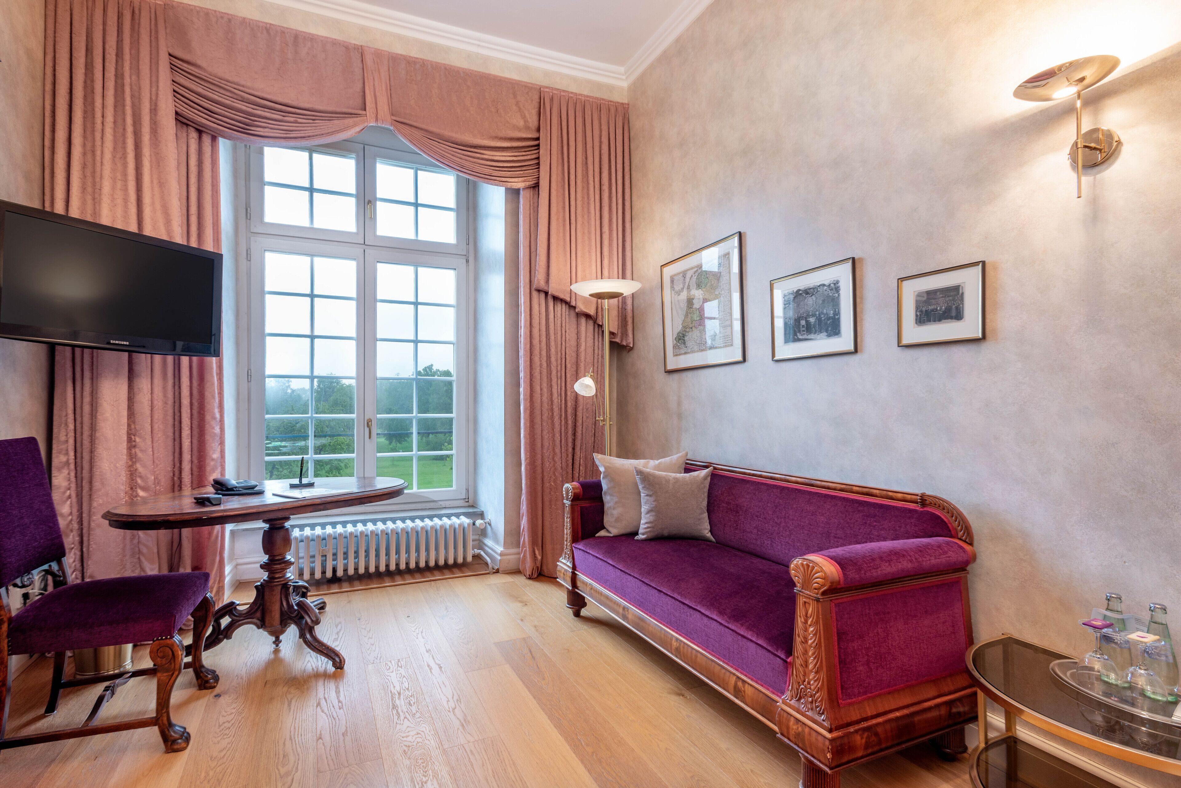 Suite Premium, 1 habitación | Zona de estar | Una televisión de pantalla plana