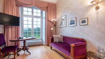 Suite Premium, 1 habitación | Zona de estar | Una televisión de pantalla plana