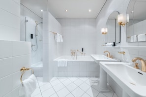 Suite Premium, 1 kamar tidur | Kamar mandi | Perlengkapan mandi gratis, pengering rambut, handuk, dan sampo