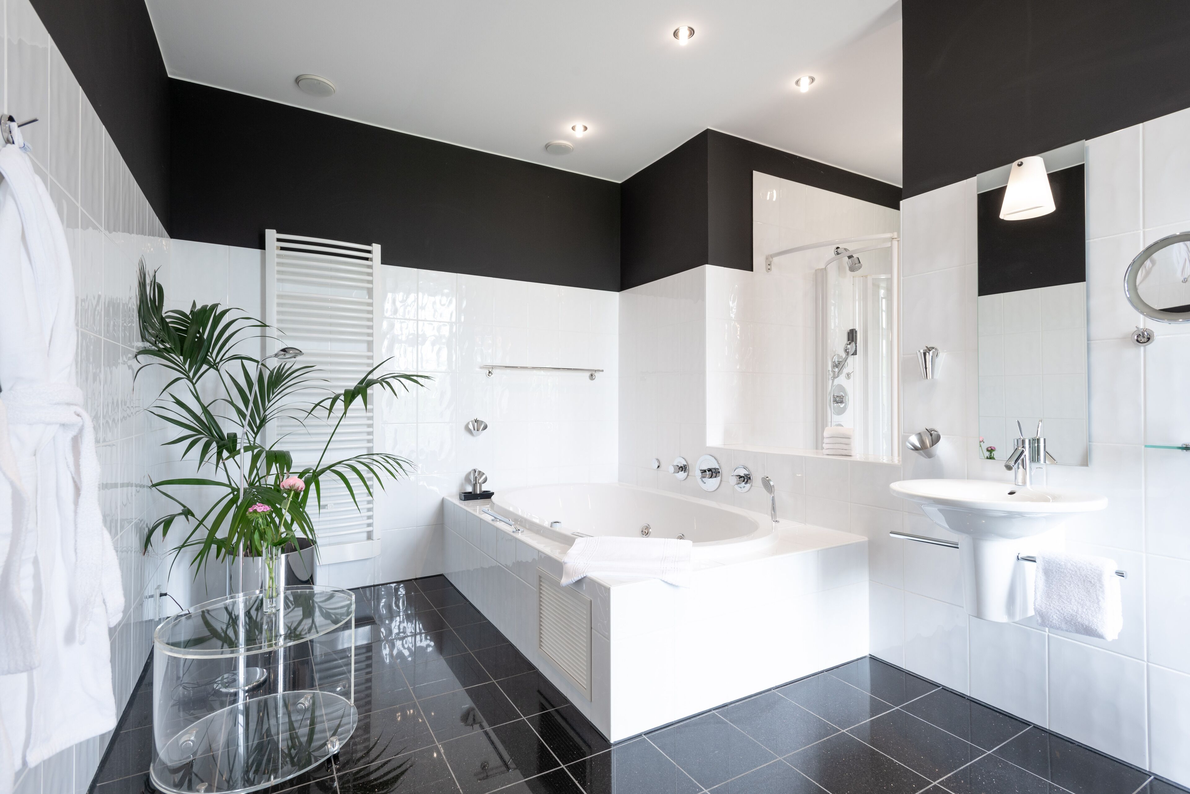 luxury suite, 1 bedroom | bathroom | free toiletries, hair dryer, towels