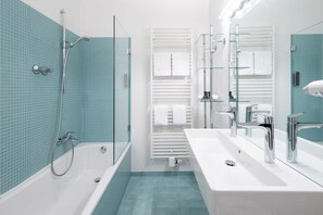 Quarto casal standard, 1 quarto | Banheiro | Produtos de toalete grátis, secador de cabelo, toalhas de banho 