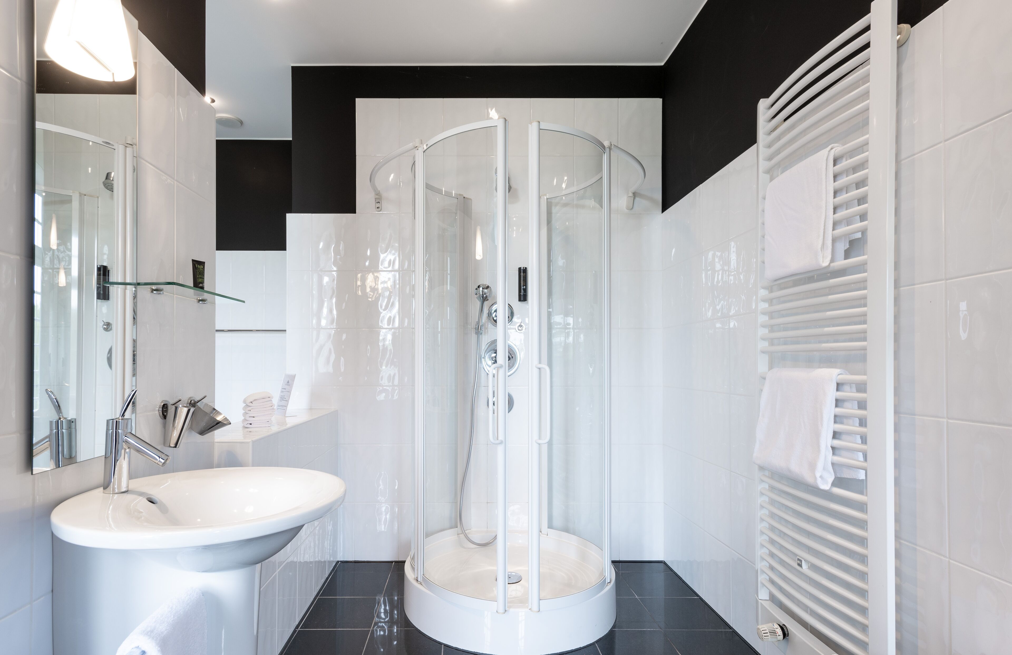 luxury suite, 1 bedroom | bathroom | free toiletries, hair dryer, towels