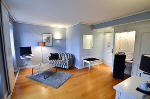 Suite Prestige, 1 chambre | Aire de séjour | Téléviseur à écran plat