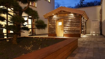 Salas de tratamiento para parejas, un sauna, una bañera de hidromasaje