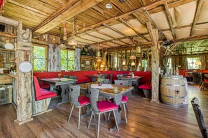 4 restaurants, lunch, dinner served; French cuisine 
