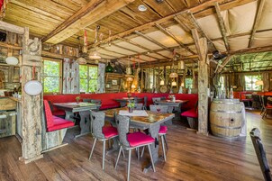 4 restaurantes; se sirven almuerzos y cenas