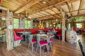 4 restaurants, lunch, dinner served; French cuisine