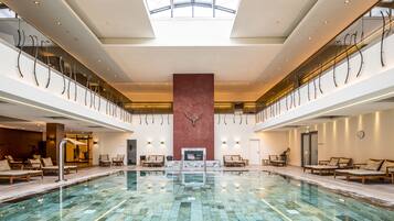 Inomhuspool, utomhuspool och solstolar