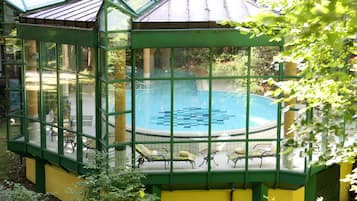Indoor pool, pool loungers