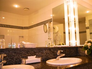 Đồ dùng nhà tắm miễn phí, máy sấy tóc, áo choàng tắm