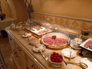 Morgenmadsbuffet hver dag (23 EUR pr. person)