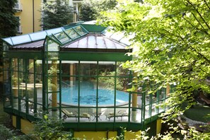 Piscine intérieure, chaises longues