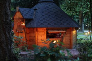 Déjeuner et dîner servis sur place, vue sur le jardin 