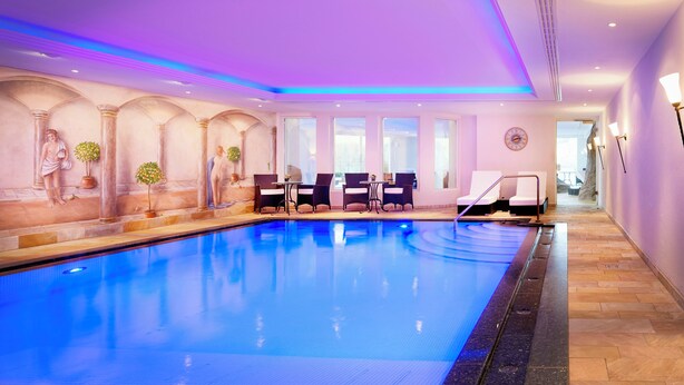 Inomhuspool och utomhuspool