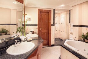 Bathroom - Hotel Dollenberg (Bad Peterstal-Griesbach)