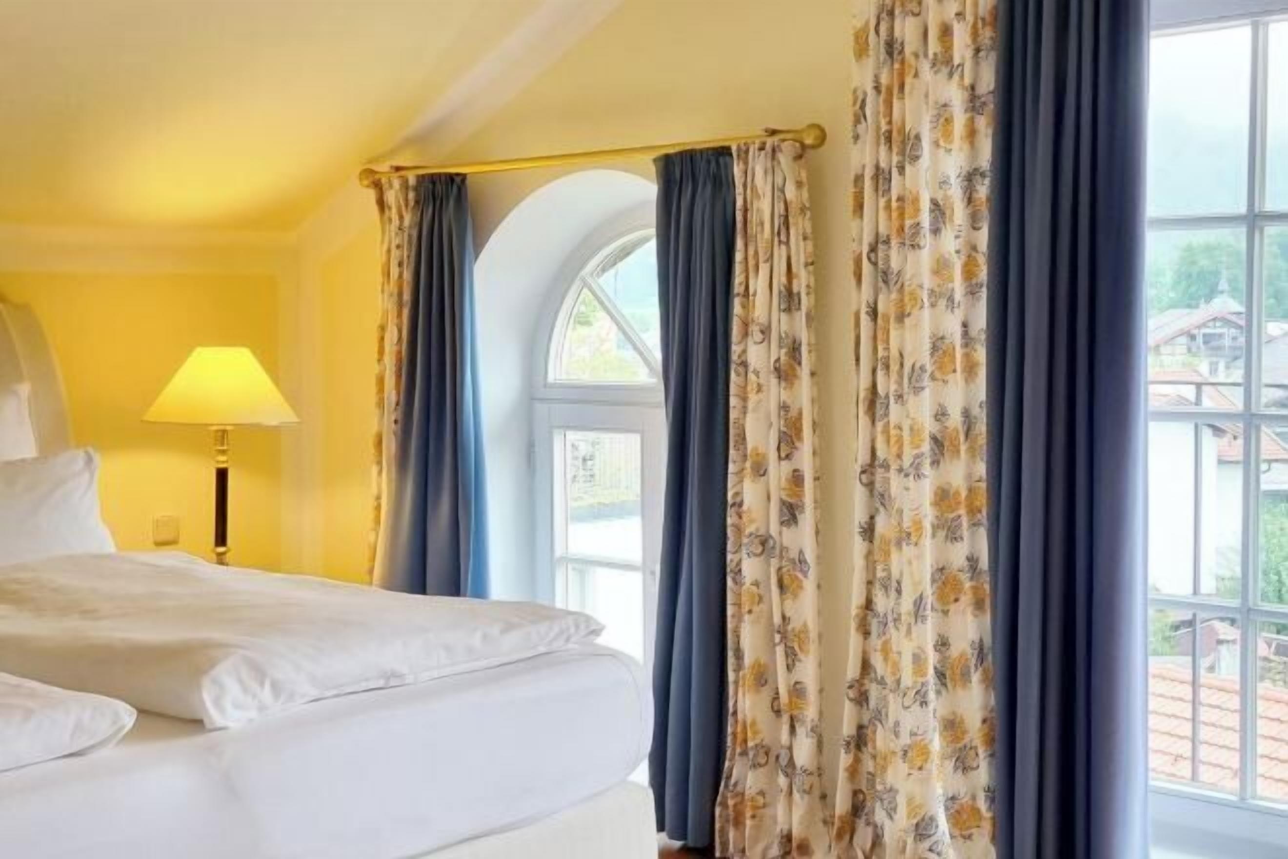 防敏寢具、羽絨被、特厚豪華床墊、迷你吧