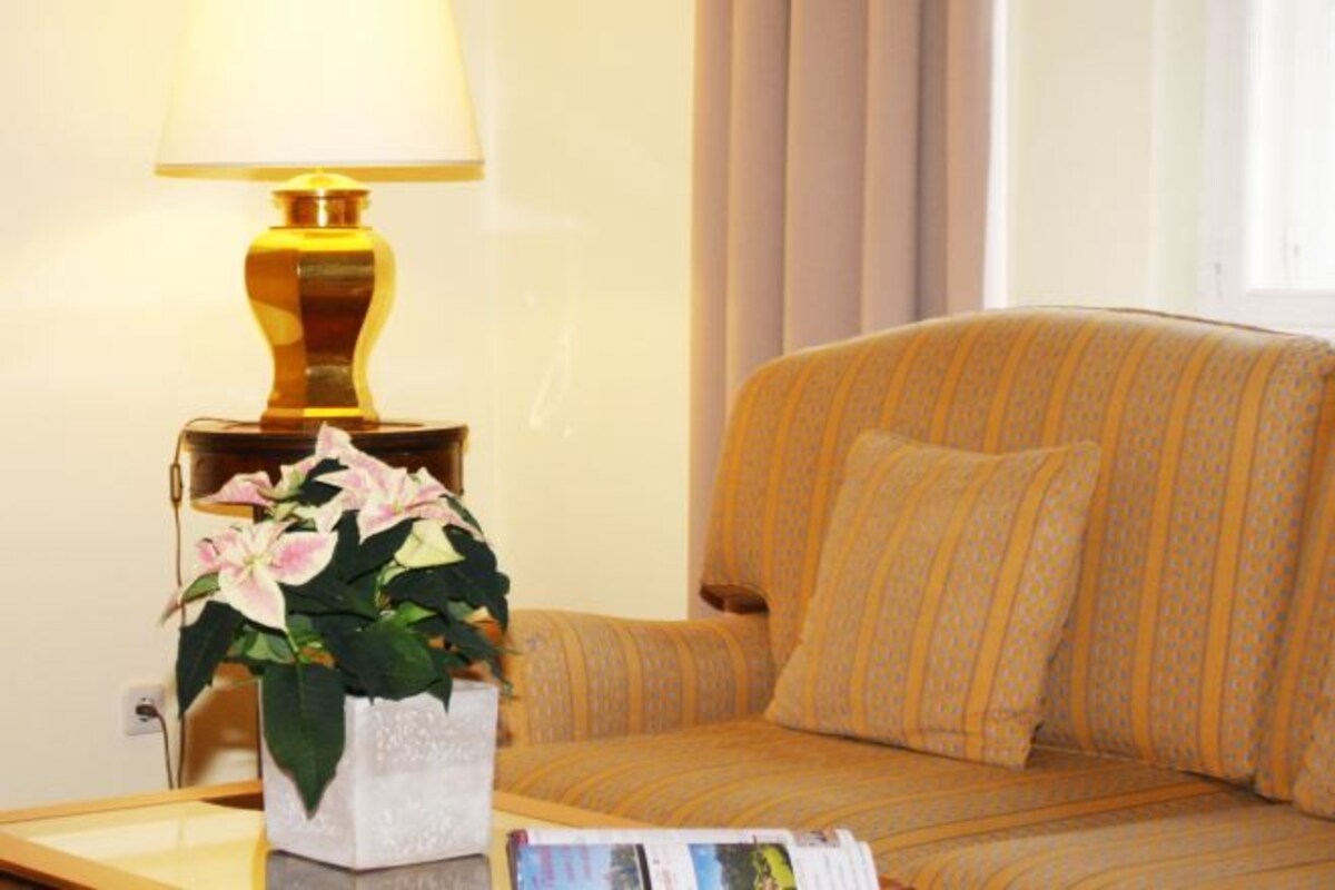 Living area | 32-inch TV with satellite channels