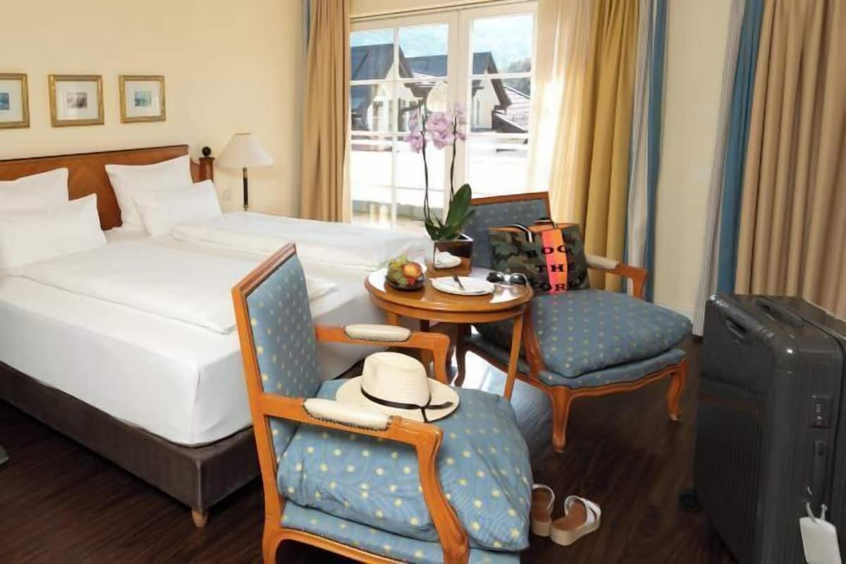 Hypo-allergenic bedding, down duvets, pillow-top beds, minibar