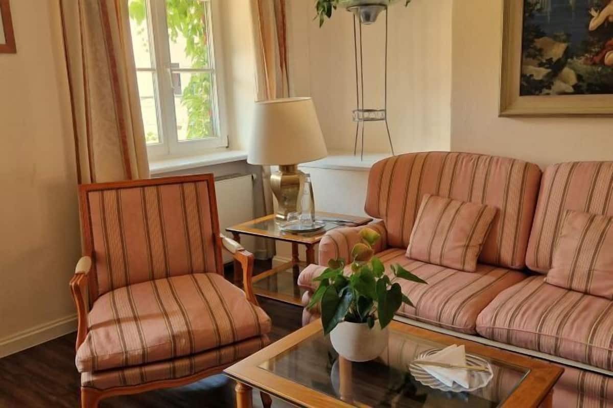 Wohnbereich | 32-Zoll-Fernseher mit Satellitenempfang