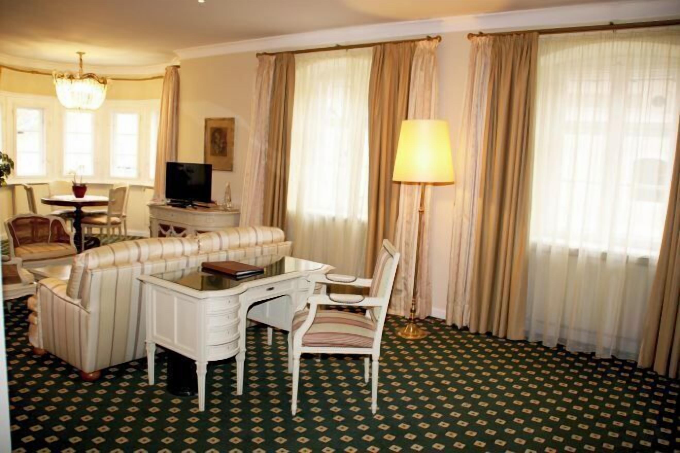 客廳 | 32 吋電視連衛星電視頻道