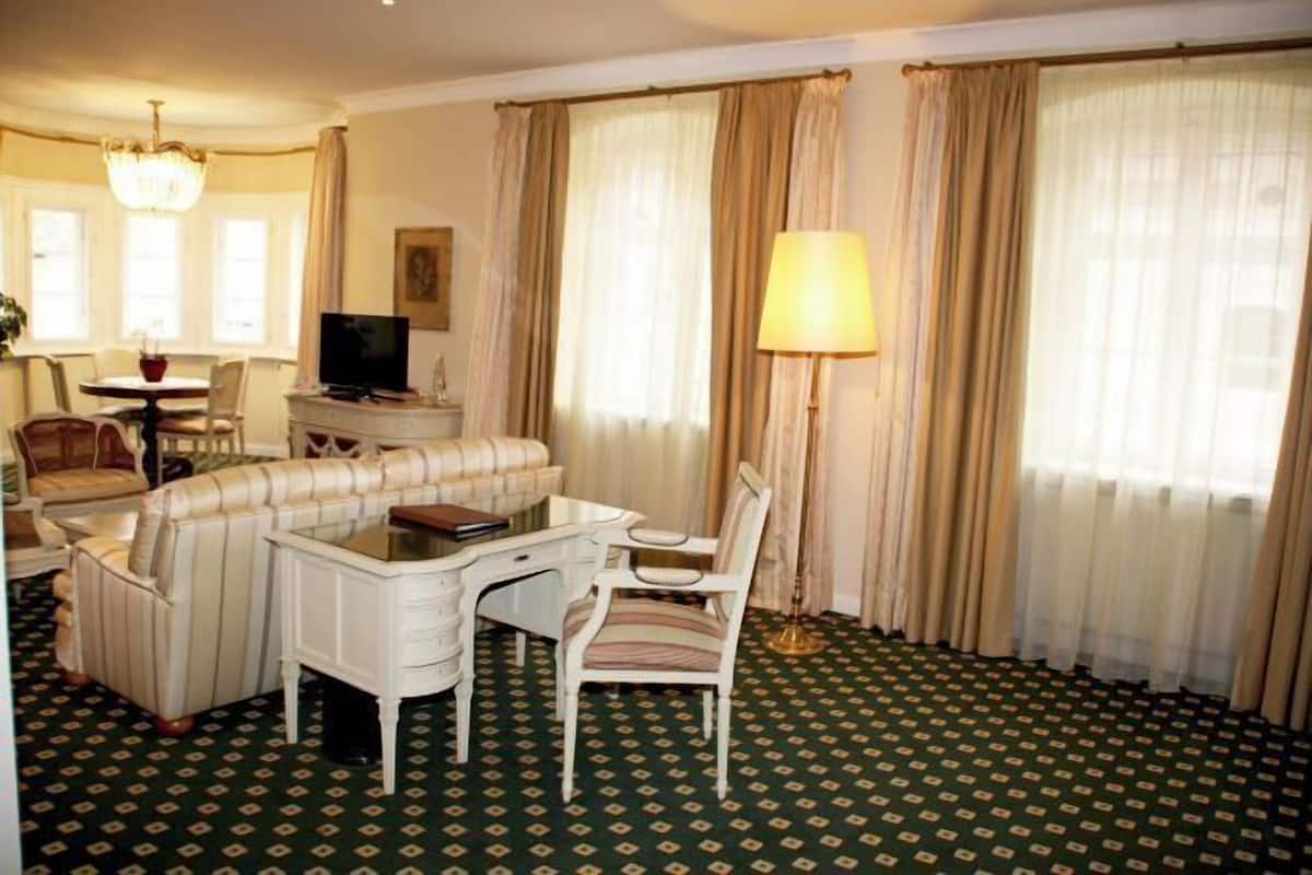 Wohnbereich | 32-Zoll-Fernseher mit Satellitenempfang