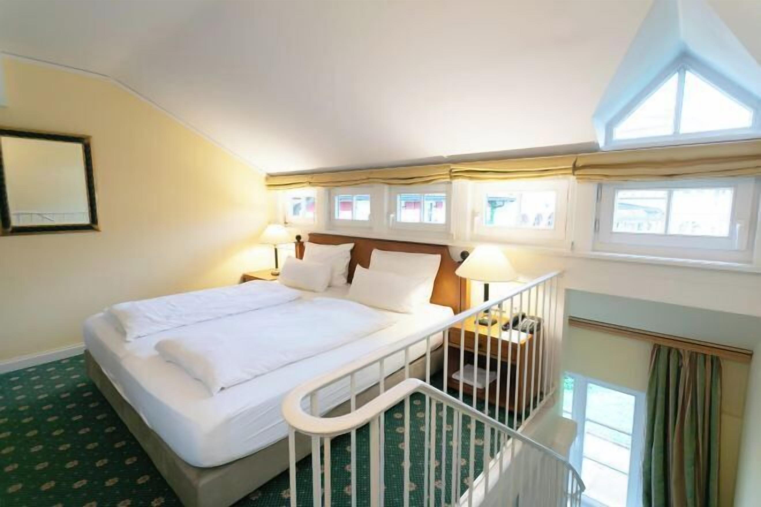 防敏寢具、羽絨被、特厚豪華床墊、迷你吧