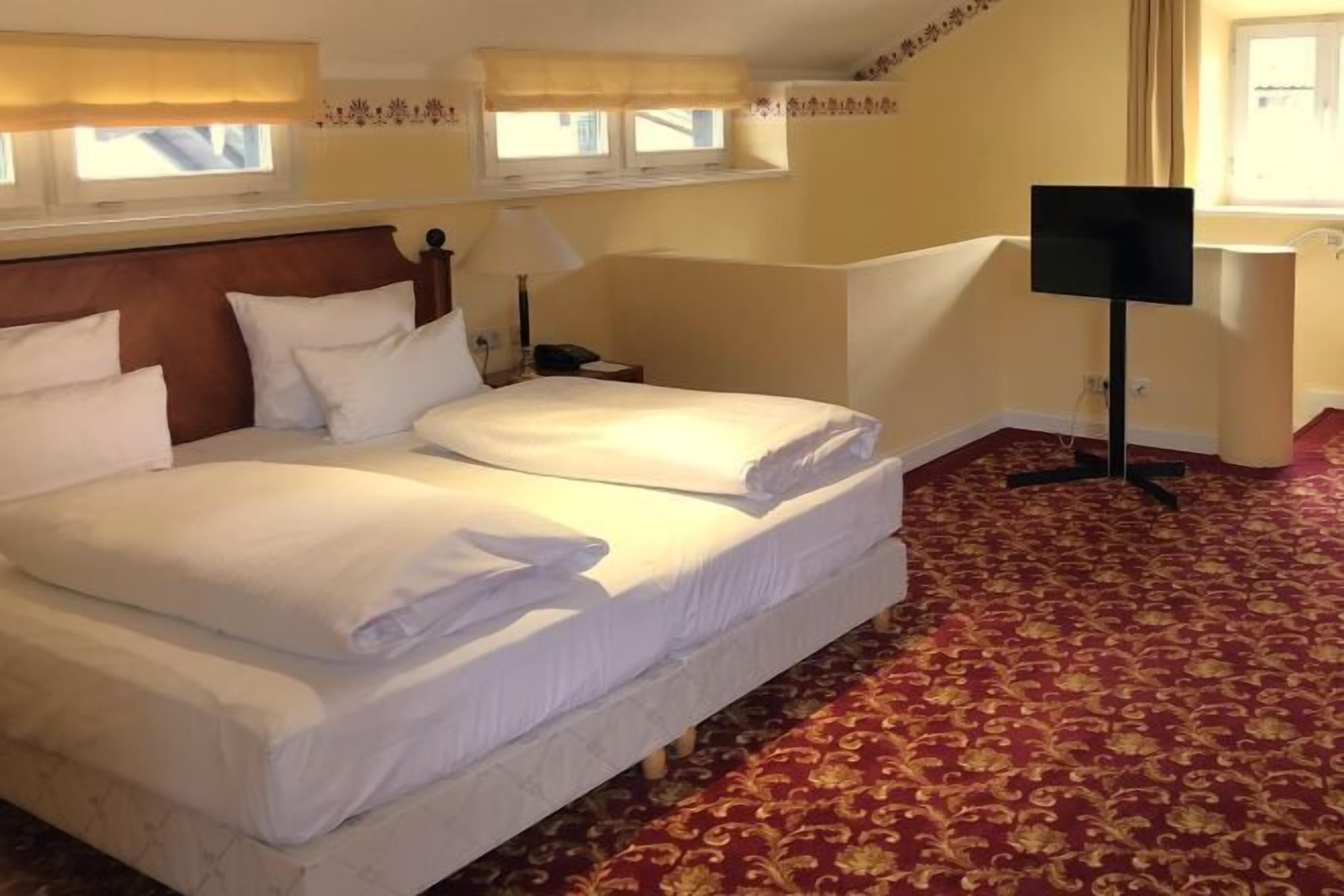 防敏寢具、羽絨被、特厚豪華床墊、迷你吧