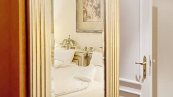 Deluxe-Doppel- oder -Zweibettzimmer | Allergikerbettwaren, Daunenbettdecken, Pillowtop-Betten, Minibar