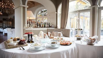 Free daily buffet breakfast