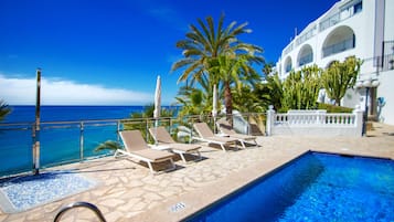 2 outdoor pools, sun loungers