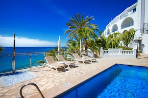 2 outdoor pools, sun loungers