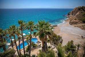 2 piscinas externas, espreguiçadeiras