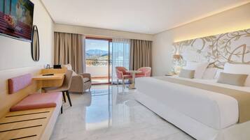 Minibar, caixa forta a l'habitació i escriptori