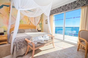Quarto casal romântico, terraço, vista para o mar | Frigobar, cofres nos quartos, escrivaninha, quartos à prova de som