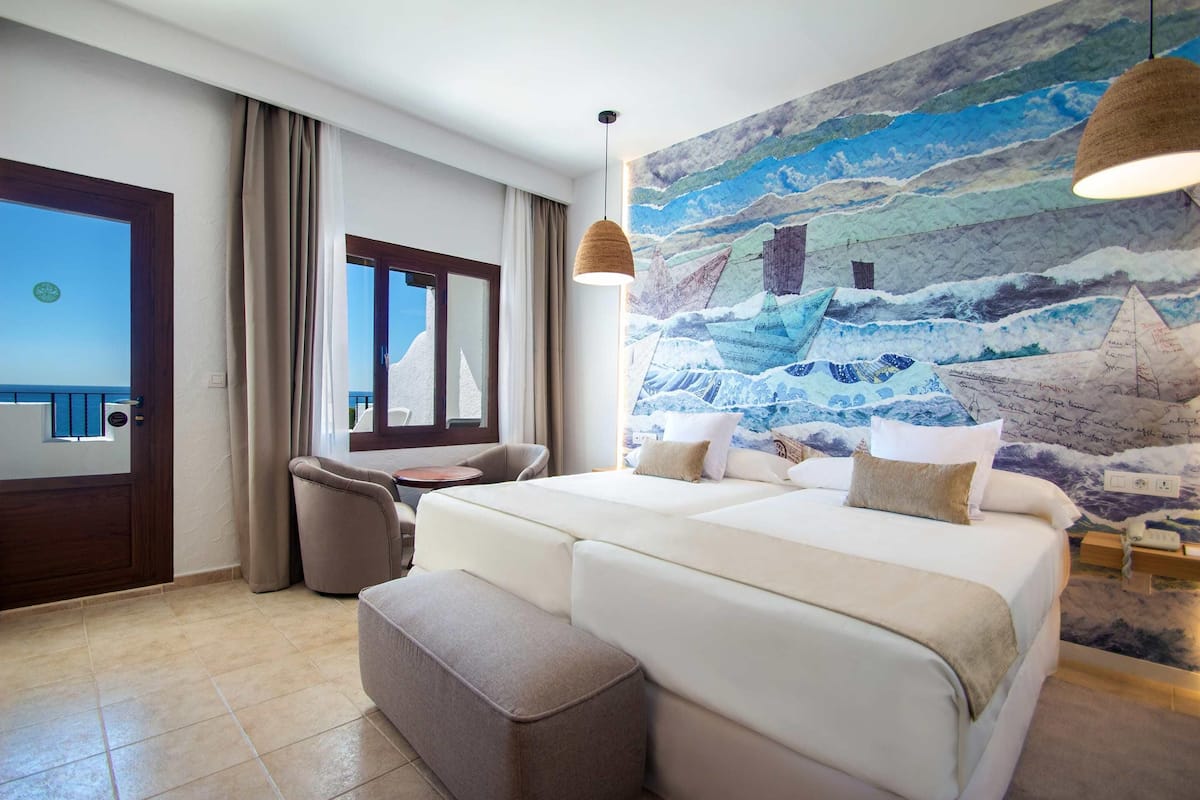 Minibar, safe på rommet, skrivebord og lydisolert