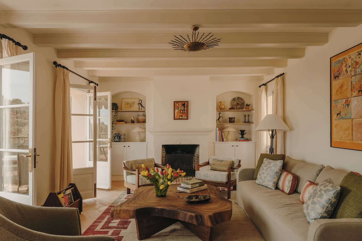 Villa (Robert Graves) | Premium bedding, down comforters, minibar, in-room safe