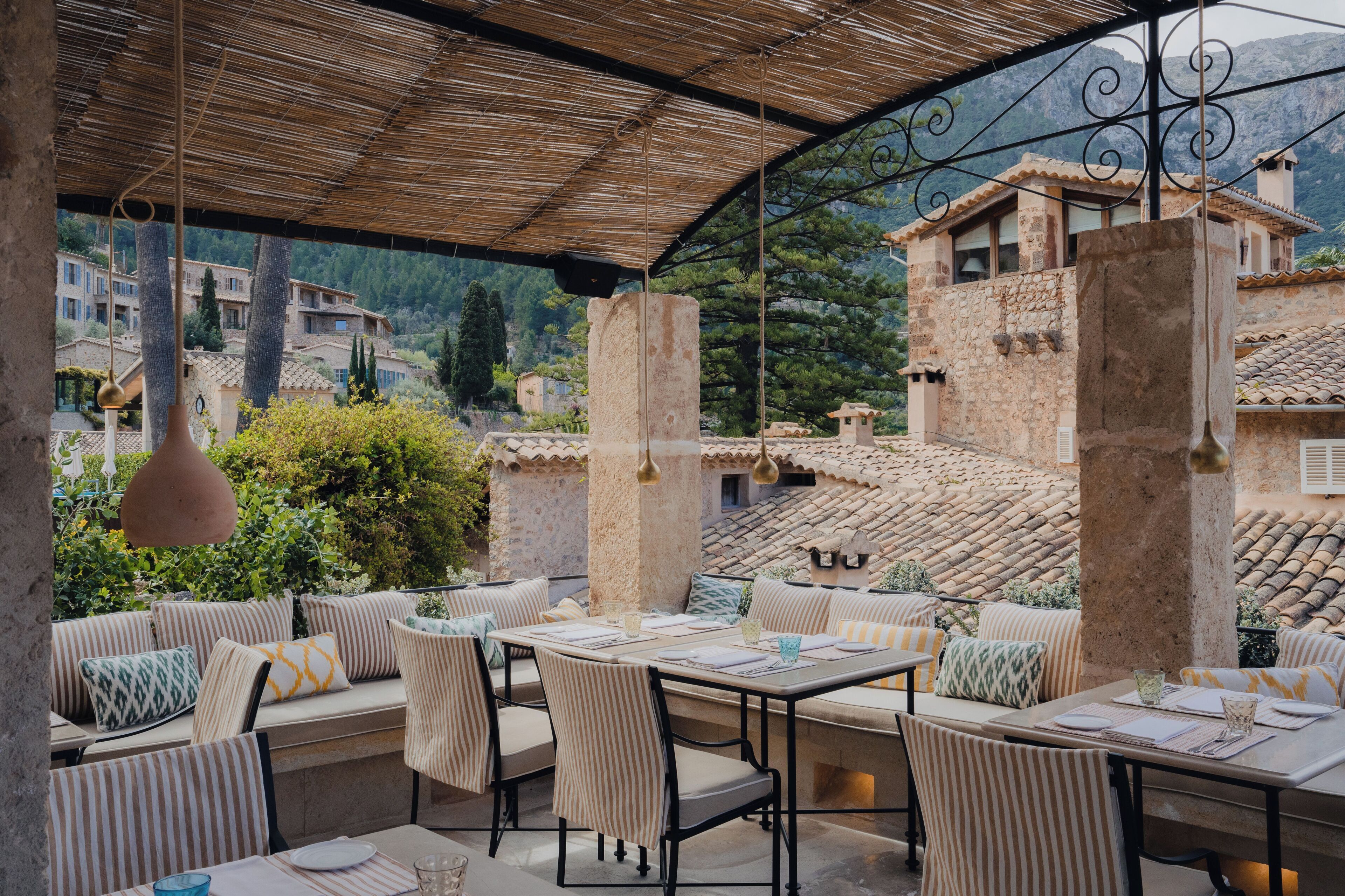 3 restauranter, lunsj og middag serveres, middelhavsretter